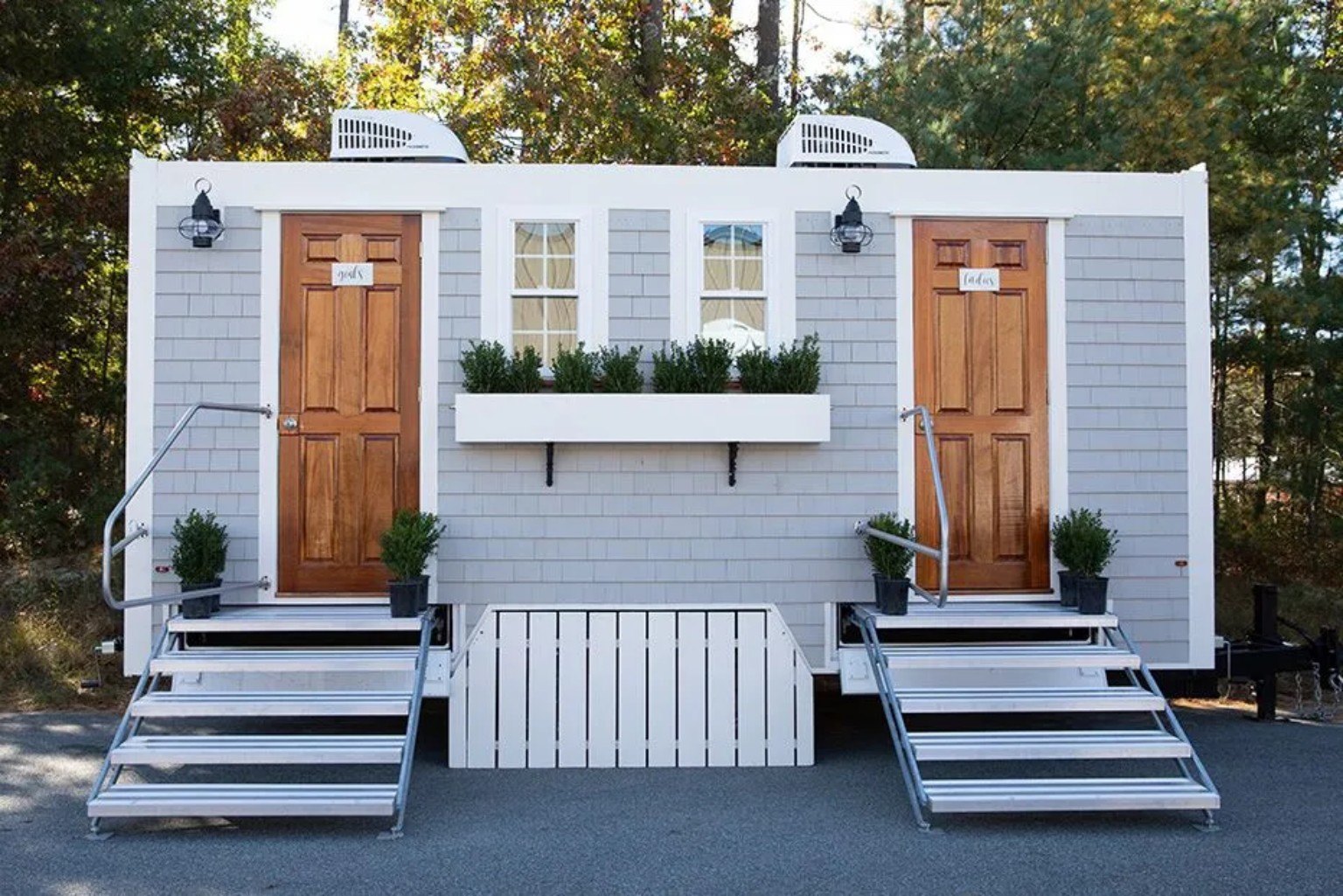 Accessible restroom trailer with ramps